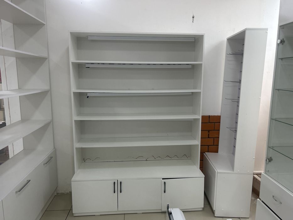 шкафы,витрины,роллер дверь