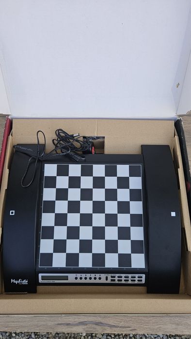 Șah electronic MEphisto Explorer Pro – Saitek – NOU