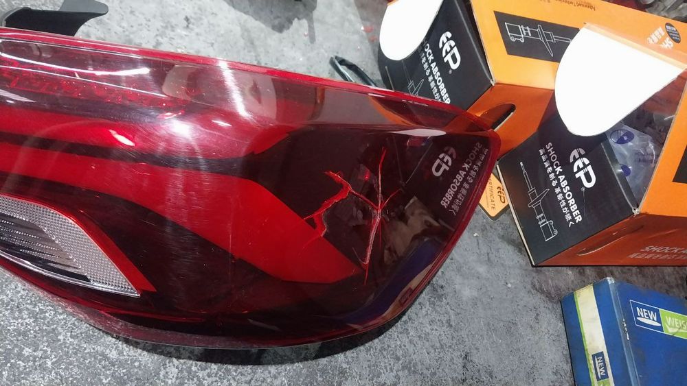 Onix premiyum orqa stop fara ong tomon shishasi singan