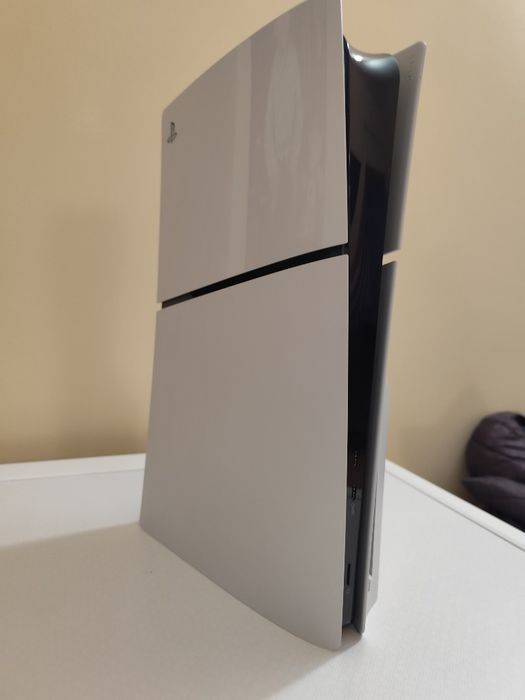 Vând consolă Sony PlayStation 5 Slim (PS5) 1TB, D-Chassis, White, în stare excelentă de funcționare și aspect, folosită cu grijă.
