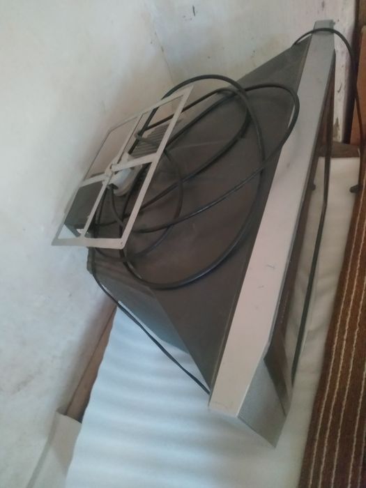 Telvezor LG ishlashi yaxshi srochni SOTILADI 200 ming sum