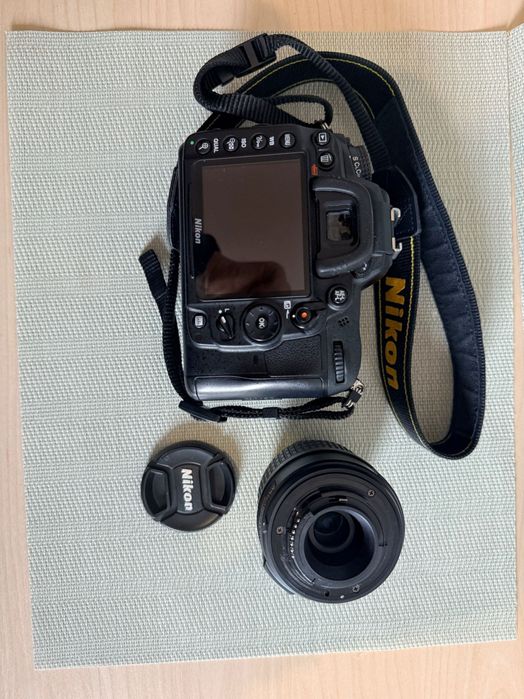 Nikon D7000 + obiectiv Nikon 18-55mm f/3.5-5.6