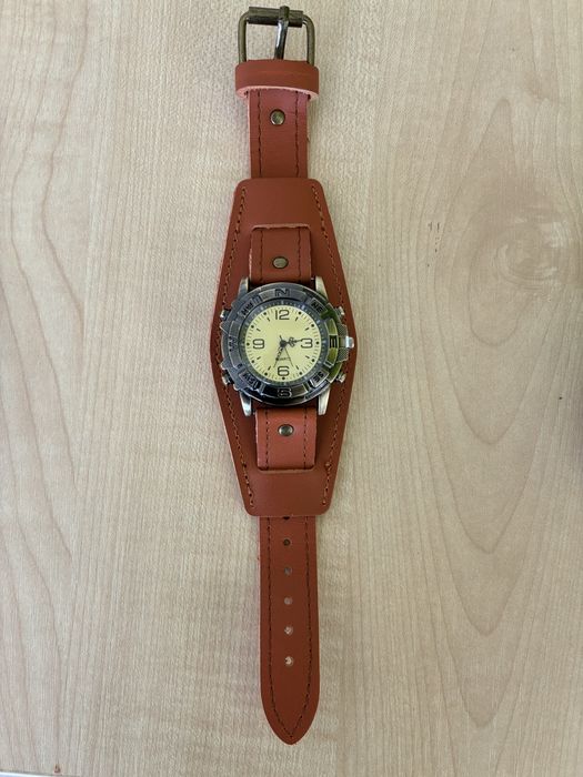 Часовник кожена гривна Quartz