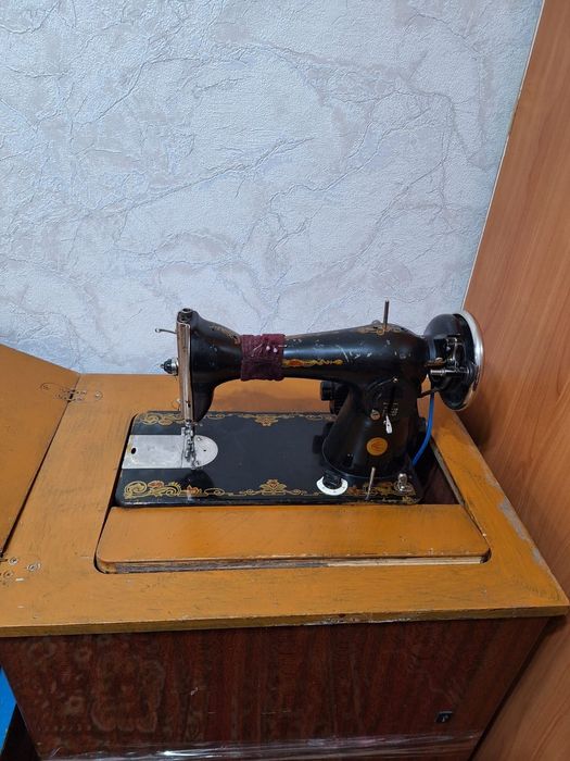 Электрическая швейная машинка