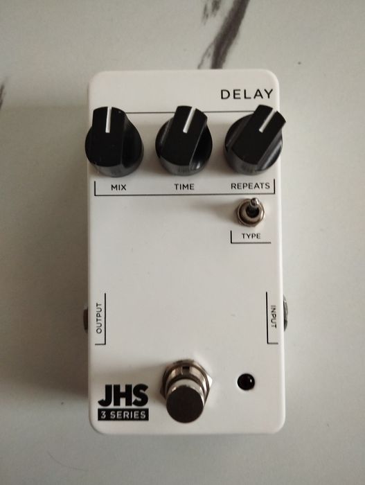 Педали эффектов в открытой коробке