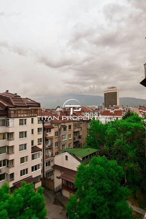 Тристаен за продажба в Център