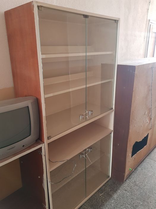 Подарявам холна секция с витрина + телевизор