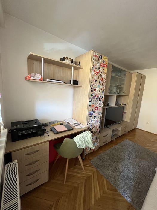 Vand 2 seturi mobilier și un fotoliu de relaxare