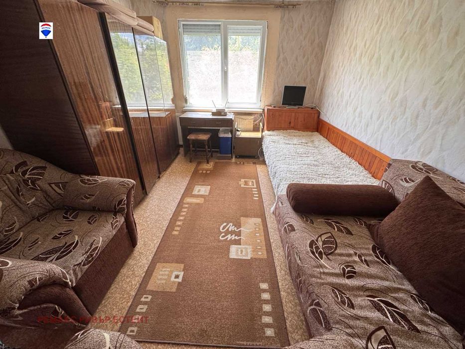 Къща на два етажа за продажба в с. Божичен