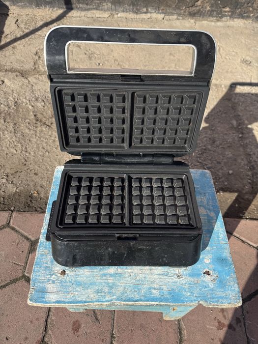 Вафельница продам