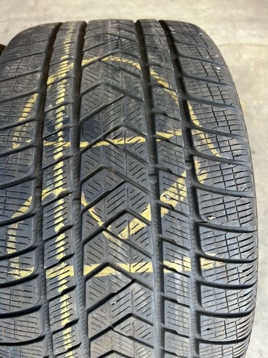 vând 2 anvelope 305/35/21 Pirelli de iarnă la 6mm