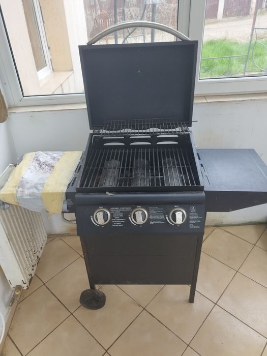 Gratar american cu trei arzătoare și un foc separat