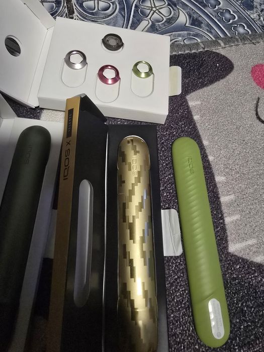 Vand 3 usite Iqos Iluma i si capacele stilou iqos