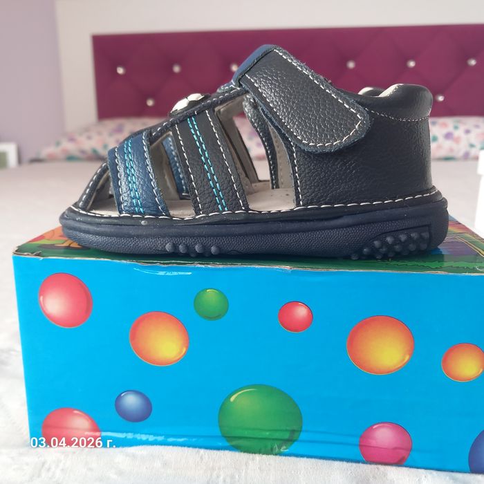 Продавам чисто нови детски сандали.
