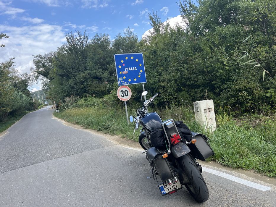 Suzuki intruder vs700