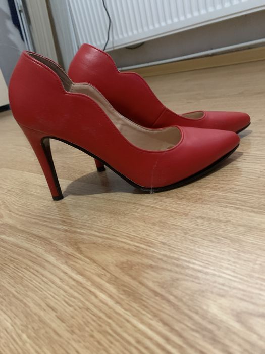 Червени дамски токчета