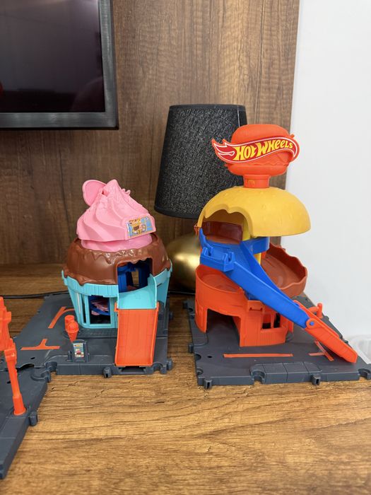 Продам 12 наборов hotweels ( хотвилс)