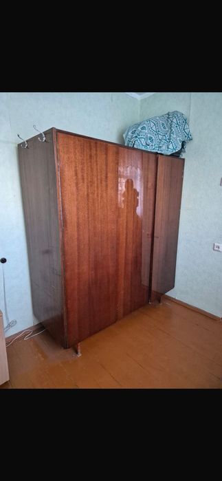 Отдам шкаф и серванты