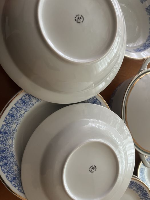 Порцеланов сервиз за хранене със златен кант произведен в България