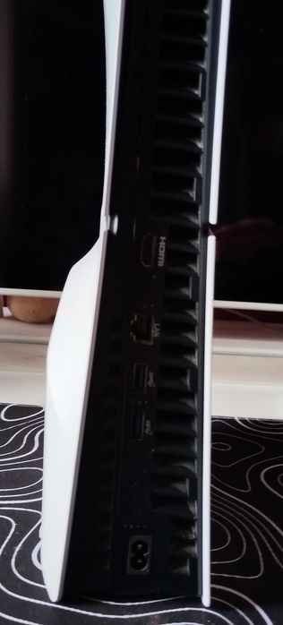 PlayStation 5 slim с три игри и три джойстика