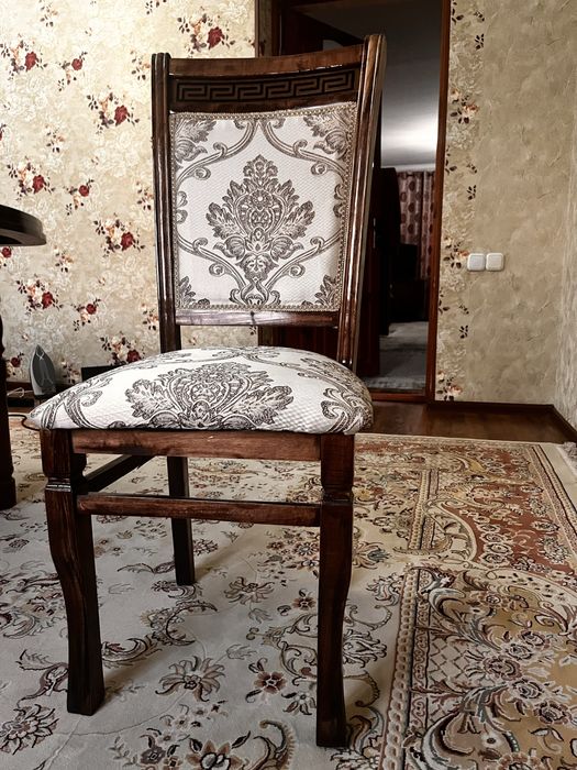 Стол и стулья для зал