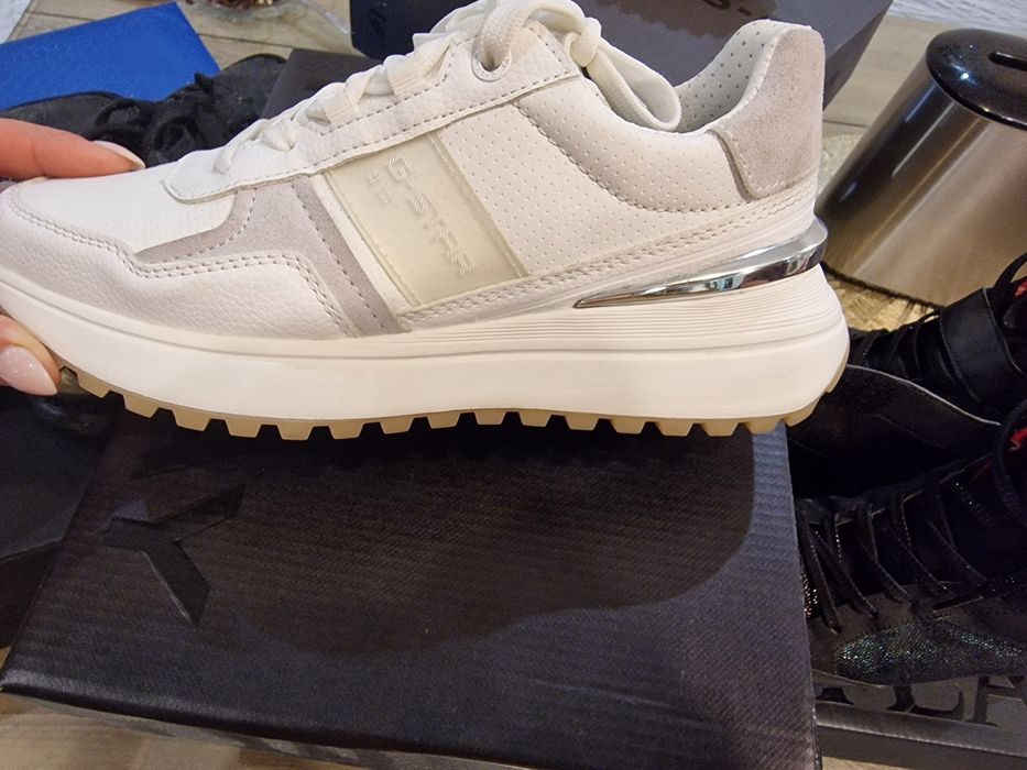 Продавам Дамски Спортни Обувки