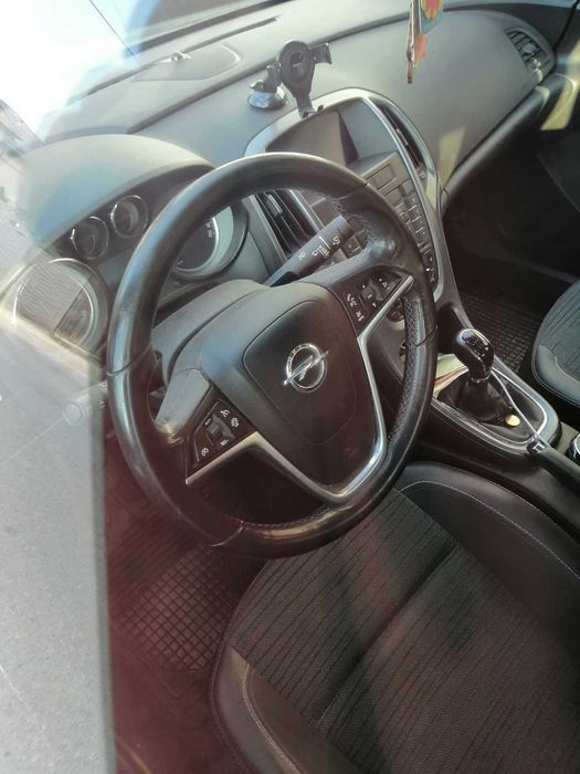 Vând autoturism Opel Astra J