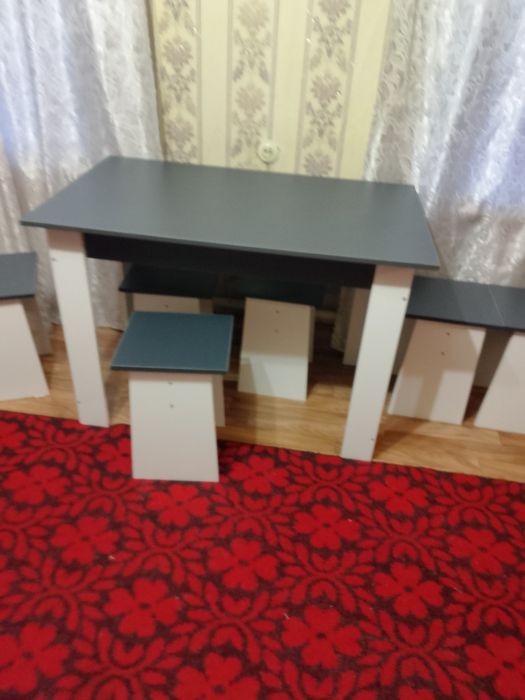 Стол и шесть табуретов, новые!!!