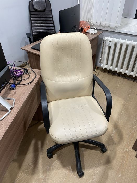 Продам офисные кресла, не новые