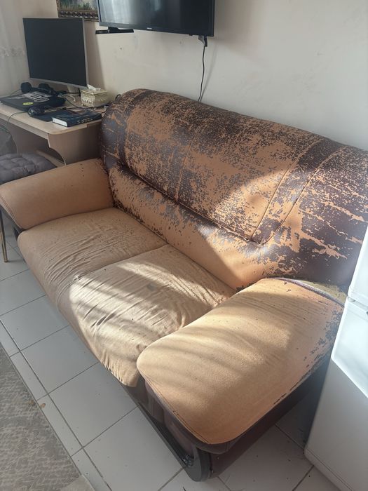 Отдам  крепкий диван даром