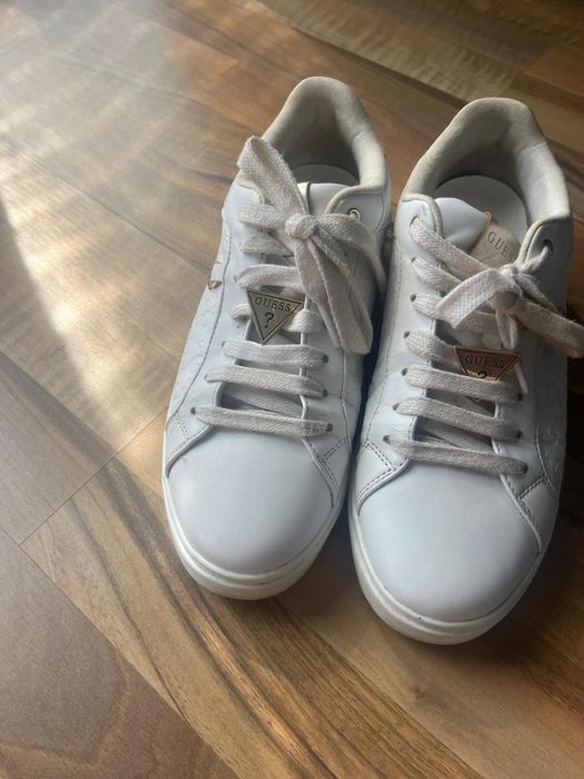 Adidasi Guess din piele marimea 40 Italia