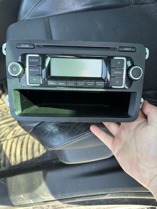 Продавам оригинално радио за VW.