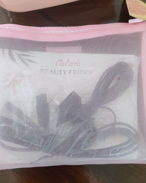 Mini frigider cosmetice Soft Peach Meloni, dubla funcție de încălzire și răcire,4 litri,nou