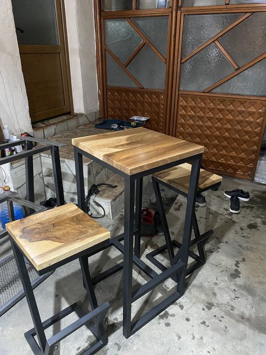 Бар маса от масив и желязо