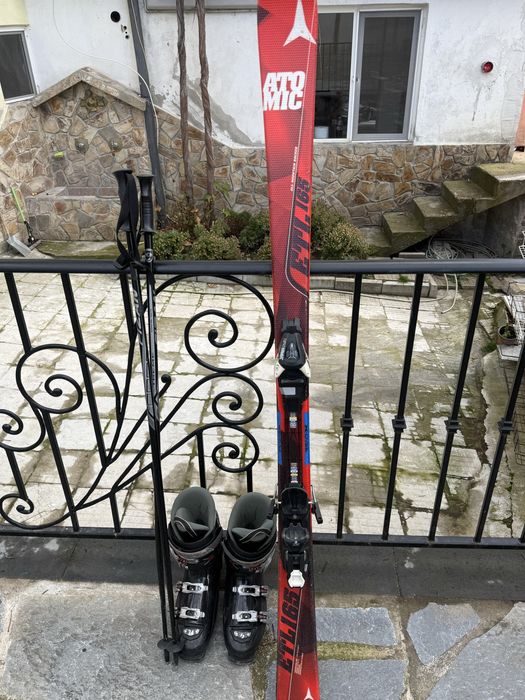 Ски , ски обувки и щеки.