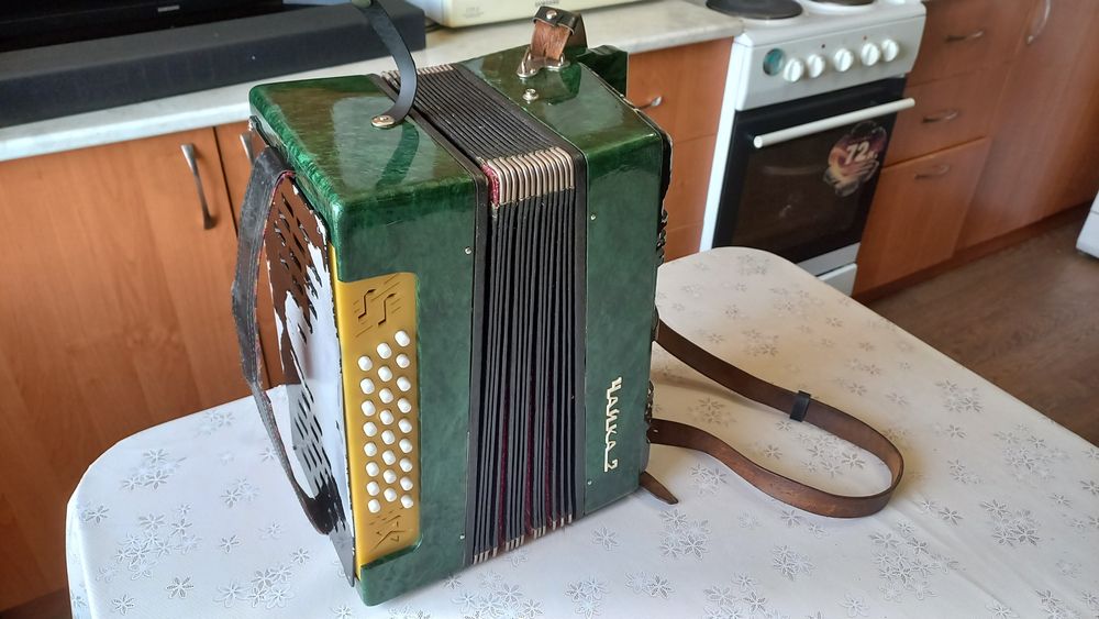 Продам гармонь Чайка 2