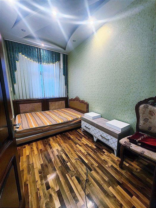 Minor metroda  qizlarga