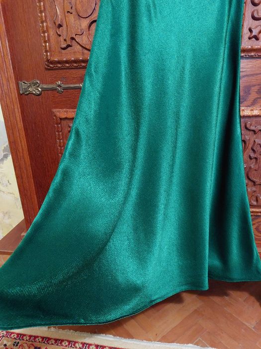 Splendoare de fusta de la Zara, un verde smarald superb, noua, model pe bie
