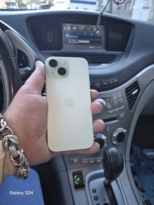 Iphone 15  green