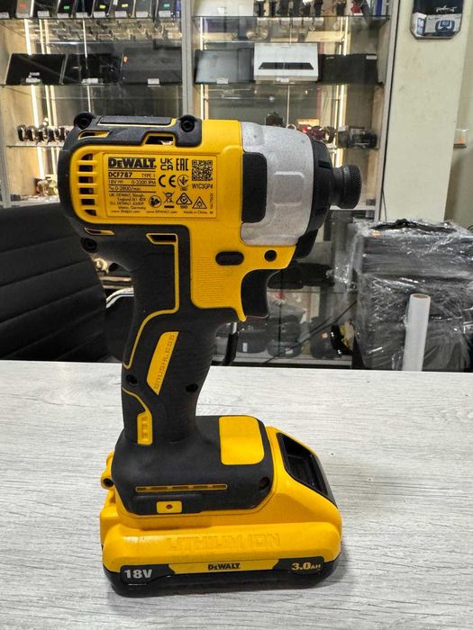 Акумулаторен Безчетков Винтоверт DeWalt DCF787  18V  XR