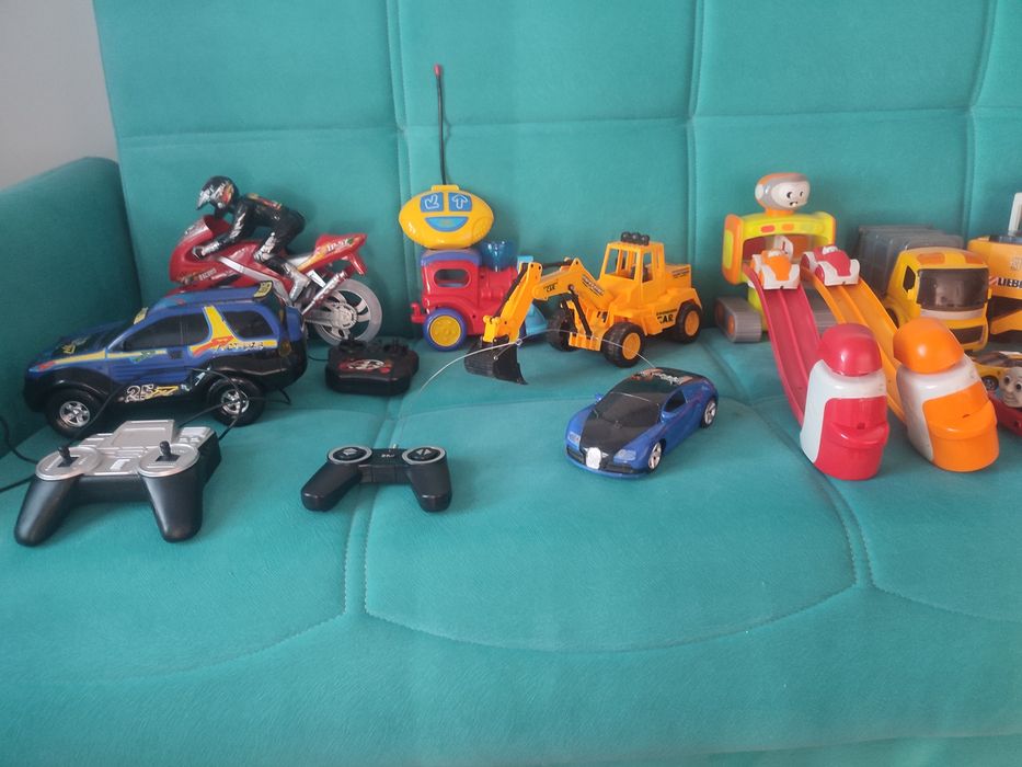 Mașinuțe cu baterii și telecomanda
