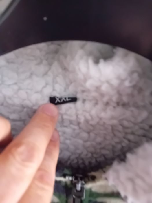 Vând hanorac călduros de iarnă.Captusit pe interior cu glugă.impecabil