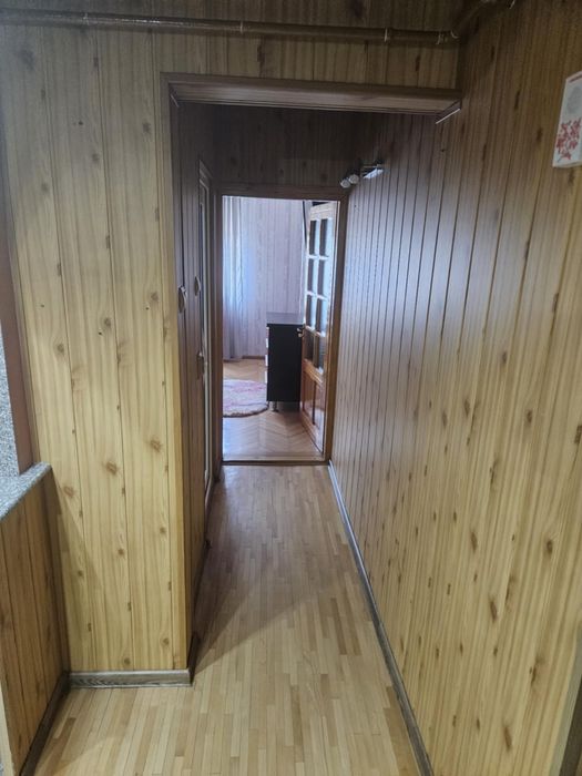 Apartament  Este nou si se akirieaza asa cum edte an poze