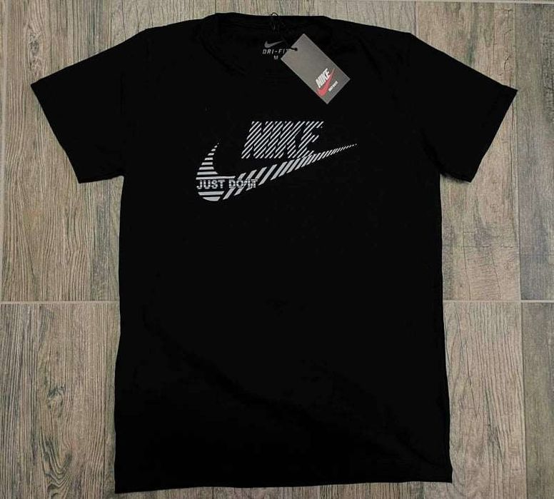 Чорапи на найк цветни и бели черни