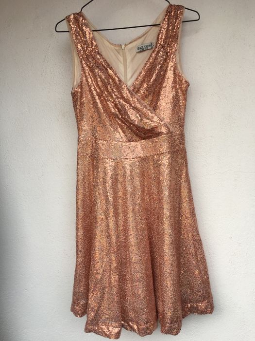 Празнични Рокли в М размер