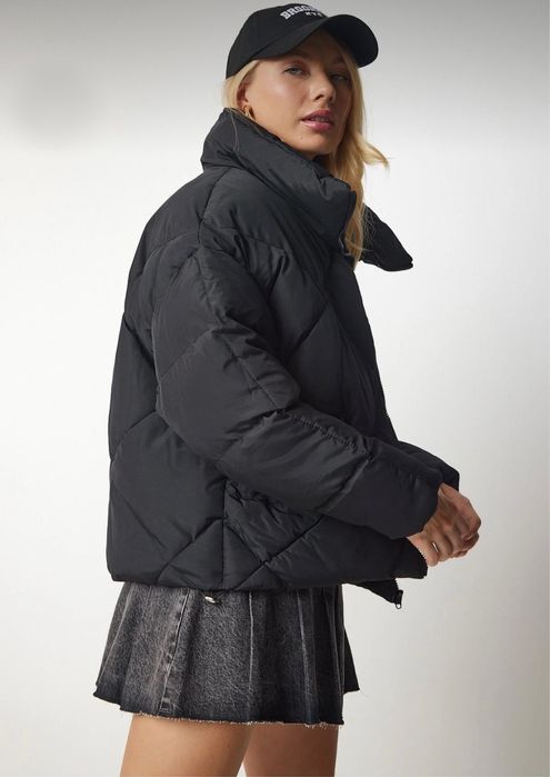 Дамско зимно черно капитонирано яке с висока яка