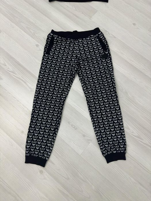 Pantaloni EA7 Mărimea copiilor 14 ani.