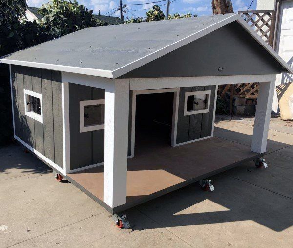 Cușcă de câine MODERNĂ izolata pe comandă