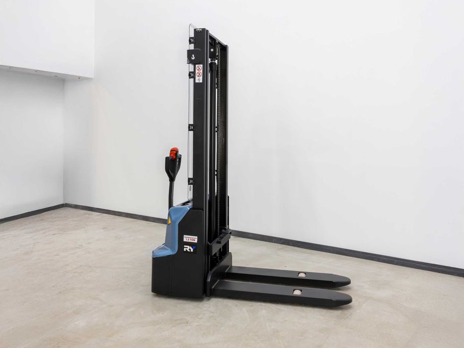 Штабелер электрический / Штаблер  Royal Forklift 1 200кг/ 3 600мм