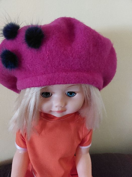 Bereta fucsia noua,  100% lana merinos, motocei blana naturala vulpe